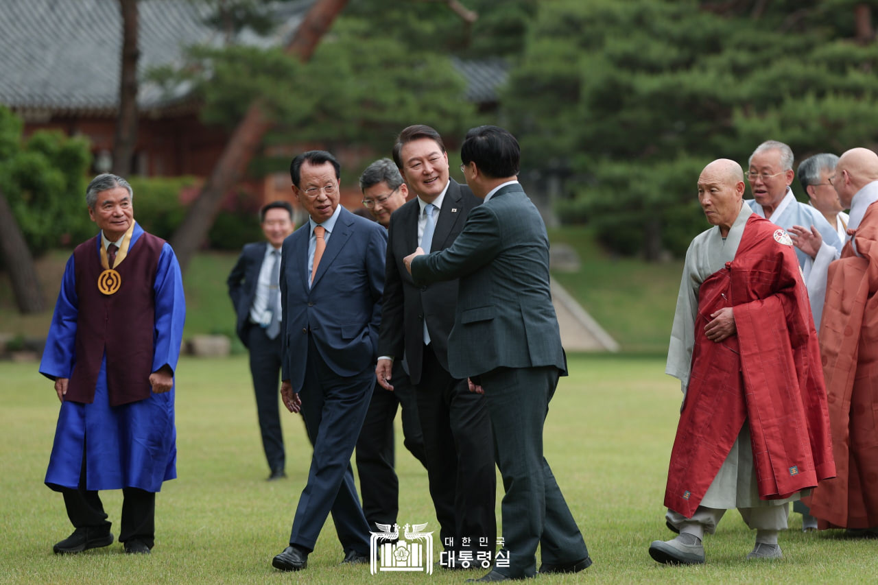 ▲윤석열 대통령이 한교총 이영훈 대표회장 및 명성교회 김삼환 원로목사와 대화를 나누고 있다. ⓒ대통령실