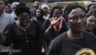 나이지리아에서 보코하람의 테러 공격에 의해 가족을 잃은 교인들이 눈물을 흘리며 기도하고 있다.  