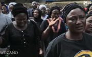 나이지리아에서 보코하람의 테러 공격에 의해 가족을 잃은 교인들이 눈물을 흘리며 기도하고 있다.  
