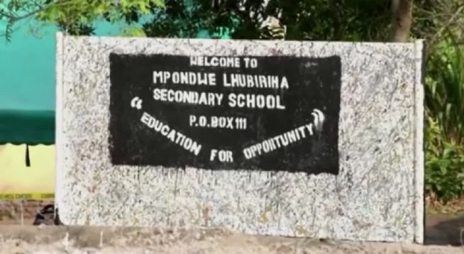 우간다 음폰드웨 루비리하 중등학교 표지석. 