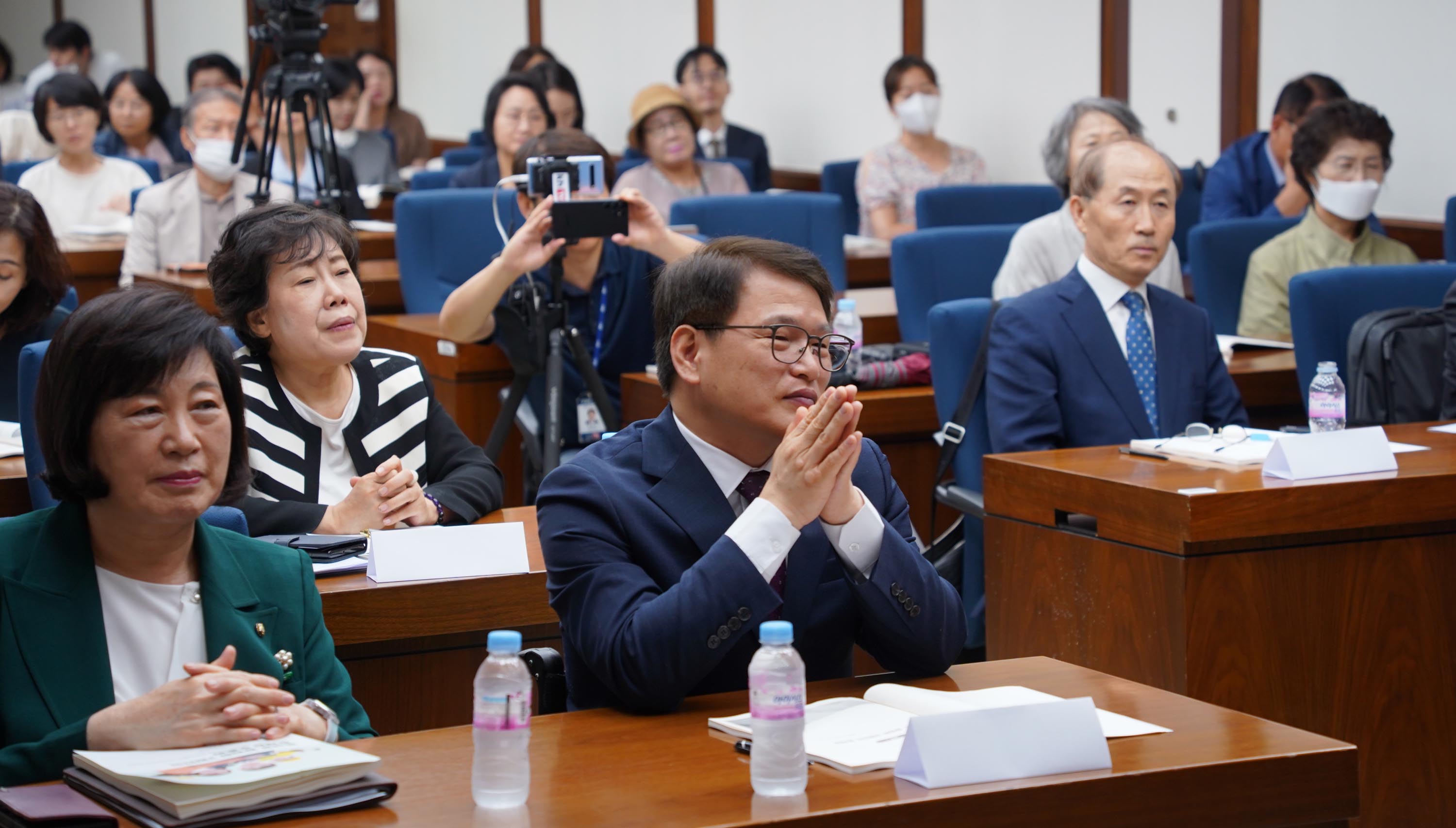 ▲이날 토론회를 공동 주최한 국민의힘 이종성 의원(가운데)이 경청하고 있다. ⓒ송경호 기자