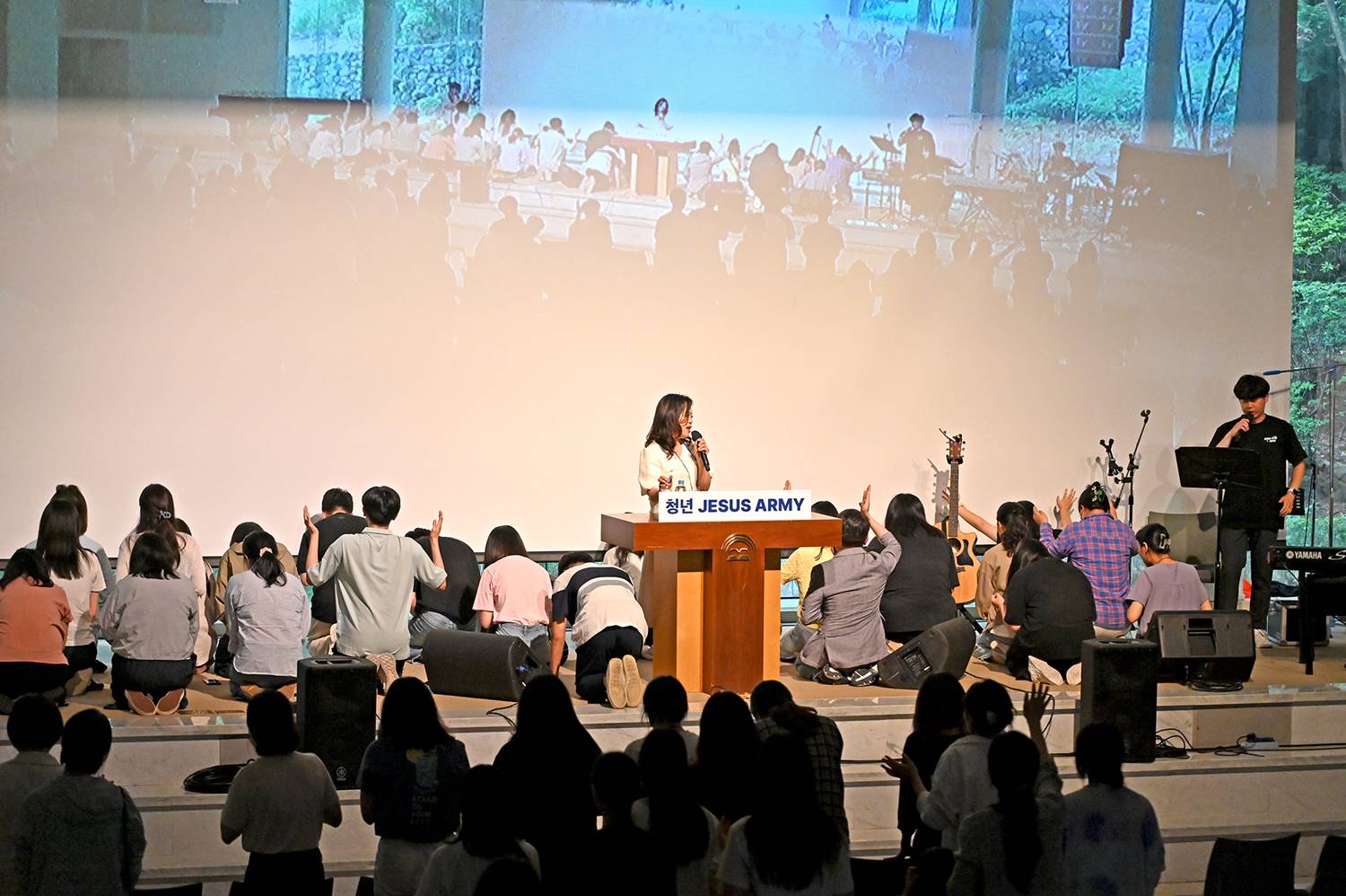 ▲청년 지저스 아미 예수혁명컨퍼런스 참석자들이 앞에 나와 무릎을 꿇고 기도하고 있다. ⓒ에스더기도운동