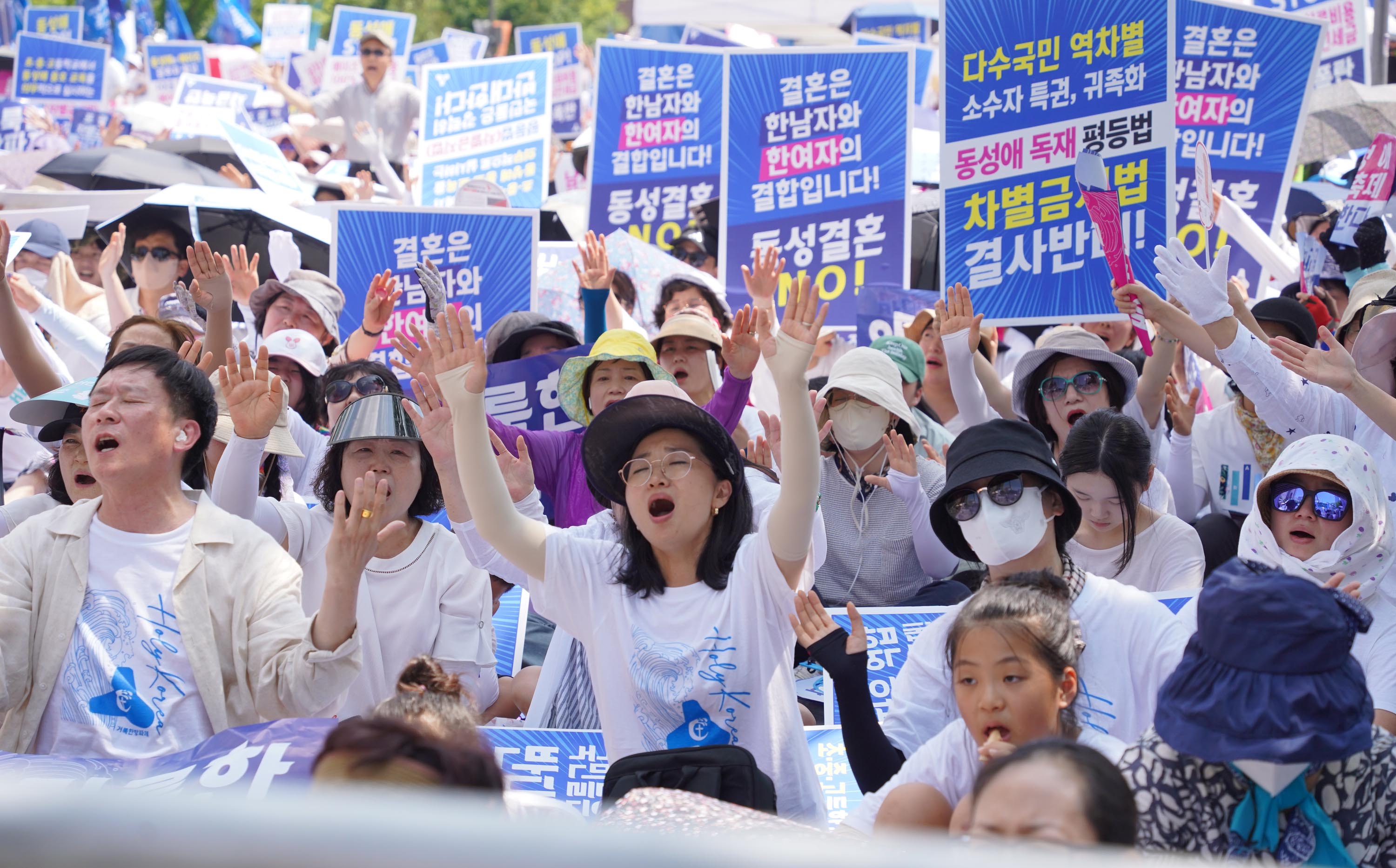 ▲2023 거룩한방파제 통합국민대회에 참석한 성도들이 간절히 기도하고 있다. ⓒ송경호 기자