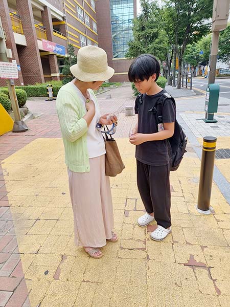 ▲어린 학생이 주민들에게 복음을 전하고 있다. ⓒ지구촌교회