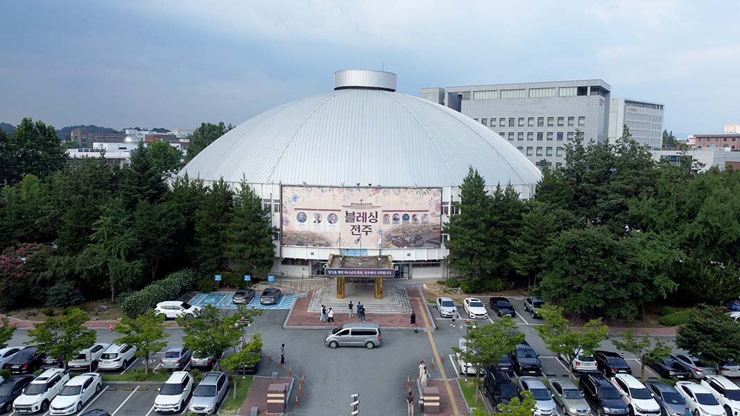 ▲집회가 열린 전주실내체육관 정면 &lsquo;블레싱 전주&rsquo; 간판. ⓒ지구촌교회