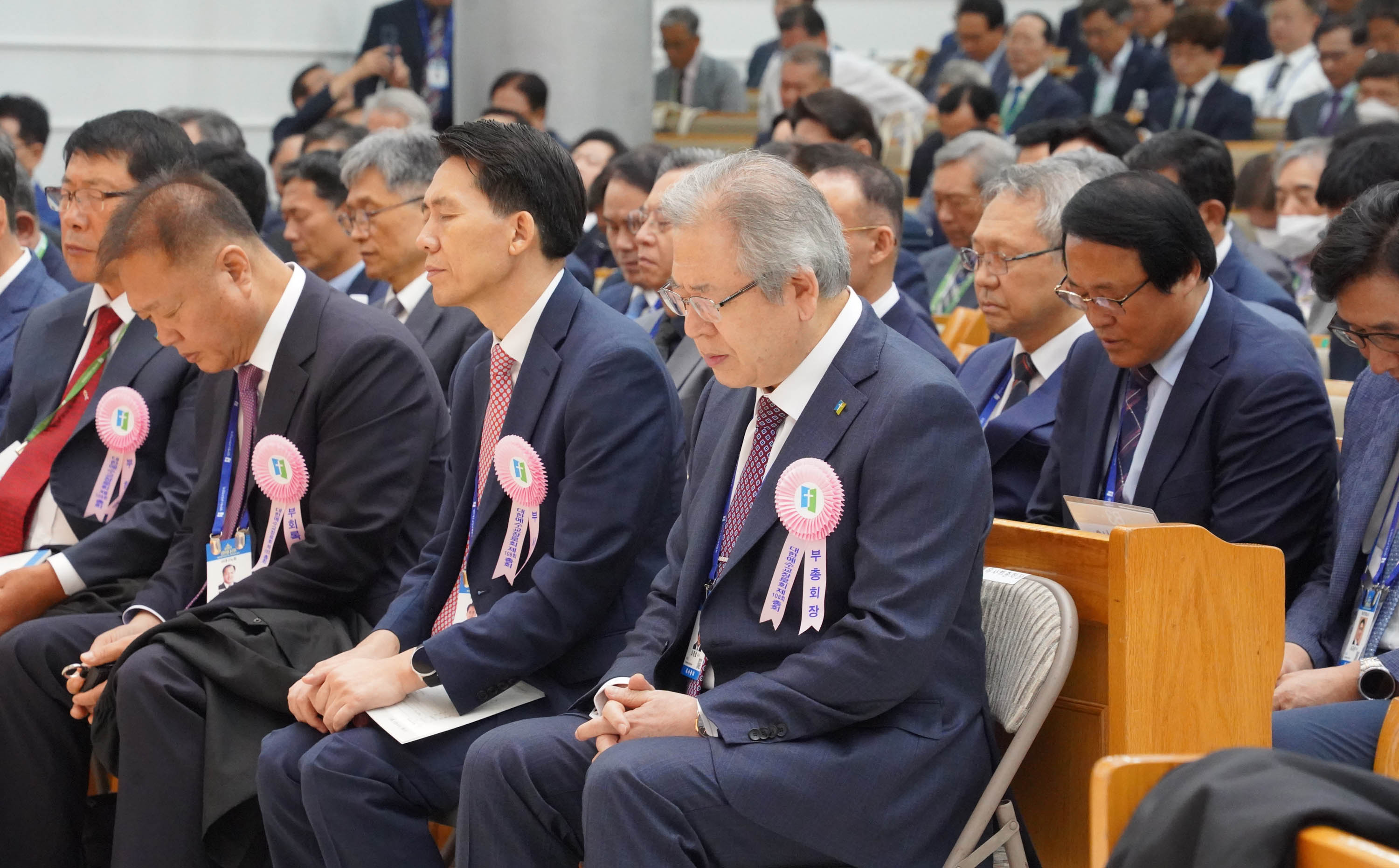 ▲예장 합동 부총회장 오정호 목사를 비롯한 총대들이 개회예배에서 기도하고 있다. ⓒ송경호 기자