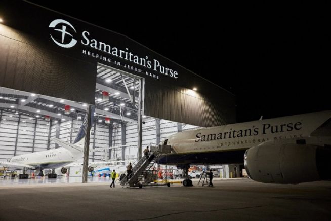 노스캐롤라이나 그린즈버러의 피드몬트 트라이어드 국제 공항에 위치한 공수 대응 센터와 보잉 757 항공기 모습. 