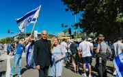 미국 캘리포니아에 위치한 하베스트크리스천펠로우십 교회의 그렉 로리 목사와 캐서 로리 사모가 이스라엘 지지 집회에 참가했다. 