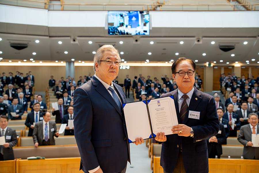 ▲(왼쪽부터) 오정호 총회장과 한진희 감사부장이 &lsquo;섬김이 서약식 증서&rsquo;를 보여주고 있다. ⓒ새로남교회