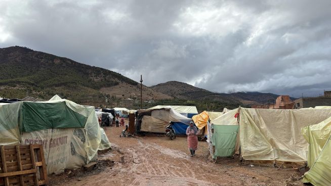 모로코 일부 지역은 마을 전체가 무너져 주민들이 텐트촌을 이루고 생활하고 있다