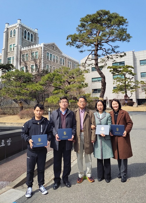 ▲민족복음사관학교 탈북민 신학생들이 박병길 목사와 함께 장신대 캠퍼스에서 사진촬영을 하고 있다.  ⓒ플랫폼예심북한선교회