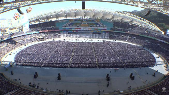 신천지가 12일 대구스타디움에서 10만 명 규모의 초대형 수료식을 개최했다.