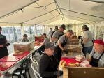이스라엘 남부에서 하마스 공격이 발생한 후 텍사스 침례교 자원봉사자들이 이스라엘인들을 위한 음식을 준비하고 있다.  