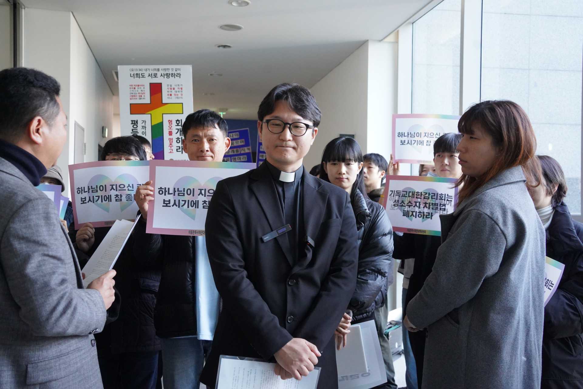 ▲과거 기독교대한감리회 경기노회 재판위원회 결심공판에서 출교 선고 직후 기자회견을 갖는 이동환 목사. ⓒ크투 DB