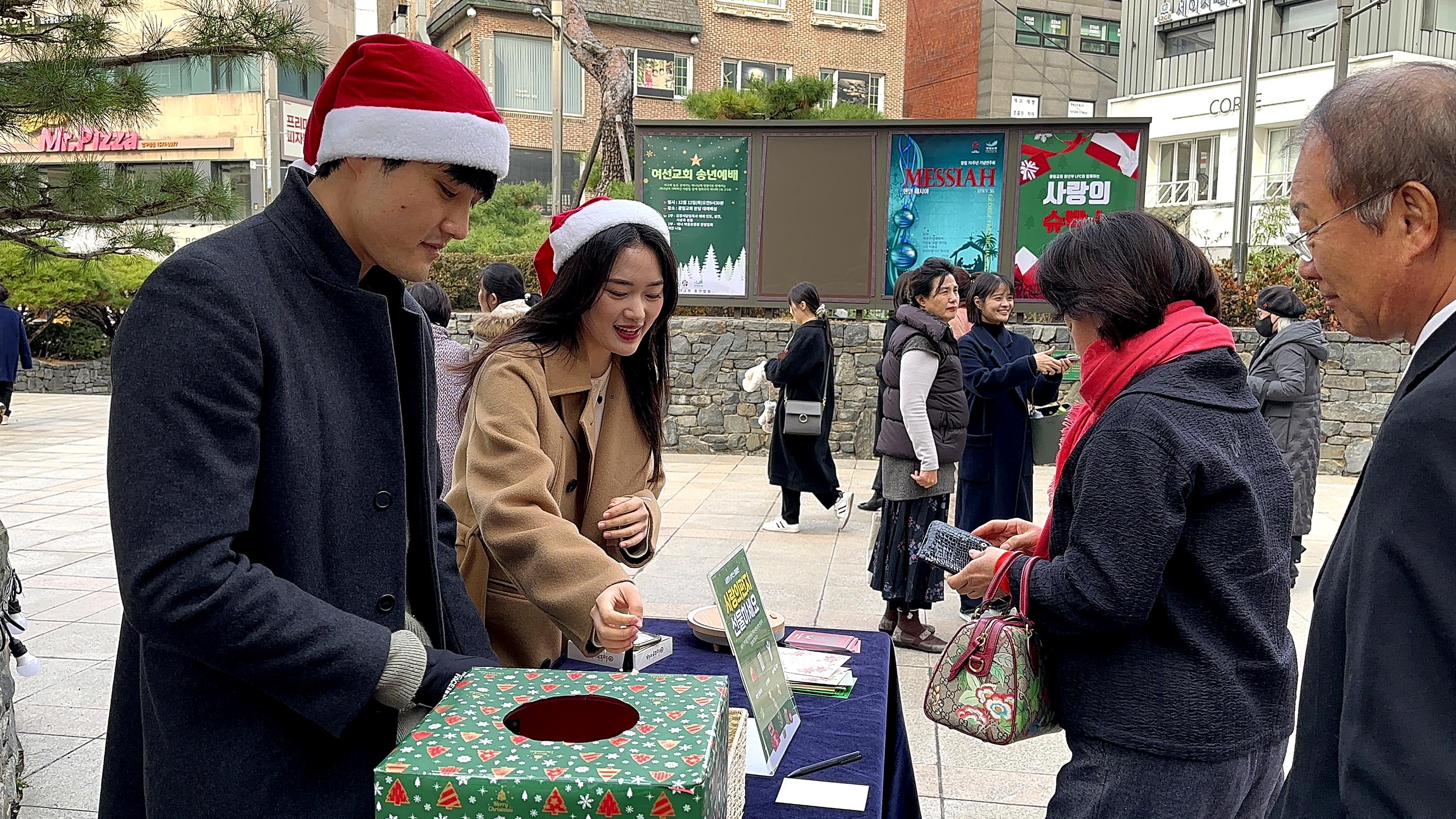 ▲광림교회 청년들은 12월 한 달간 빨간 모자를 쓰고 예수님 사랑의 전달자 역할을 자처했다. ⓒ광림교회