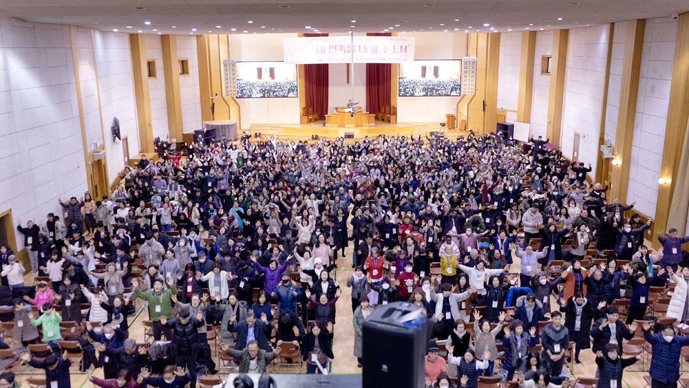 ▲31차 컨퍼런스에서 북한 방향을 바라보며 손 들고 기도하는 성도들. ⓒ에스더기도운동