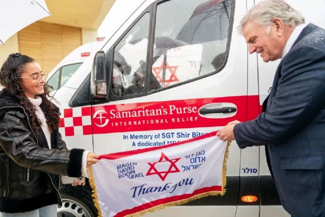 프랭클린 그래함 목사가 이끄는 사마리안퍼스(Samaritan's Purse)가 1월 23일 이스라엘에서 희생된 의료진에게 구급차 14대를 바쳤다. 