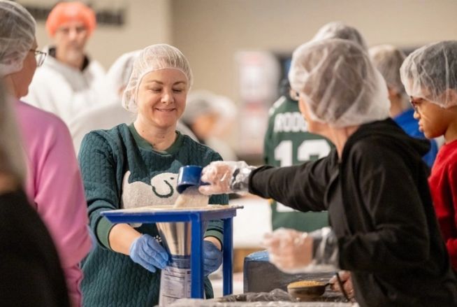 2024년 1월 20일, 미국 테네시주 올테와에 위치한 크라이스트웨이교회(ChristWay Church)의 자원봉사자들이 10만 1천끼 이상의 식사를 준비하고