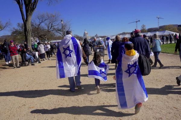 ▲2023년 11월 14일 워싱턴 D.C에서 열린 이스라엘 지지 집회에서 참석자들이 이스라엘 국기를 두르고 행진하고 있다.  ⓒ크투 DB