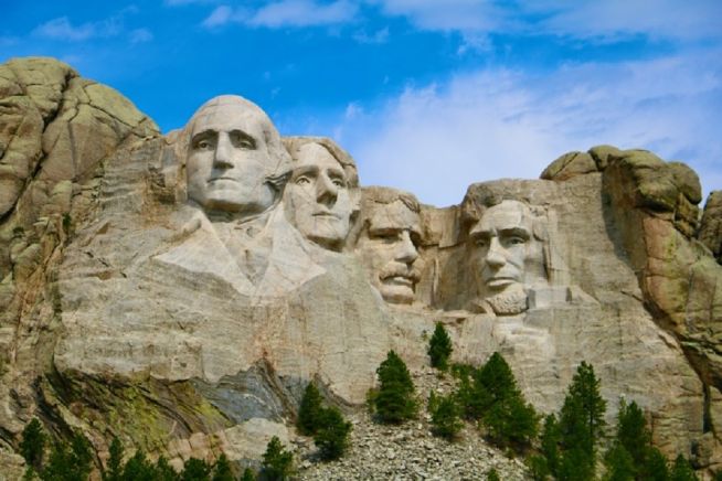 미국 사우스 다코타주의 러시모어산에 조각된 4명의 미국 대통령 조각상.  