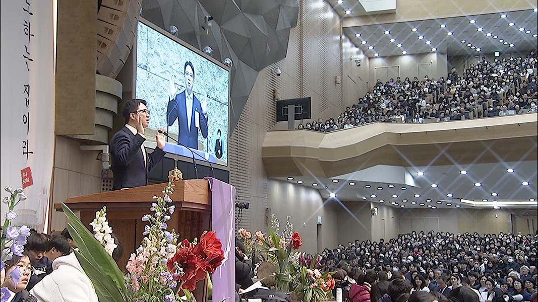 ▲김하나 목사가 메시지를 전하고 있다. ⓒ명성교회