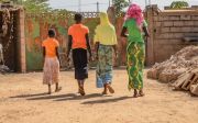 미성년 강제 결혼 위기에 내몰려 있는 아프리카 여성들.  