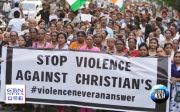 인도의 기독교 여성들이 플래카드를 들고 정부의 기독교 박해에 반대하는 시위에 참여하고 있다.  