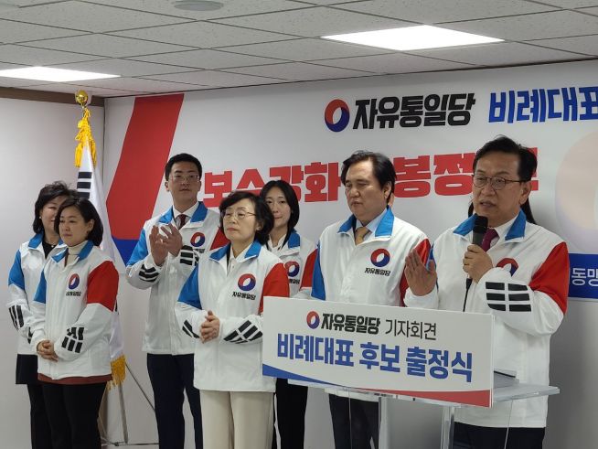 석동현 전 민주평화통일자문회의 사무처장이 22일 자유통일당 비례대표 출마를 선언했다. 