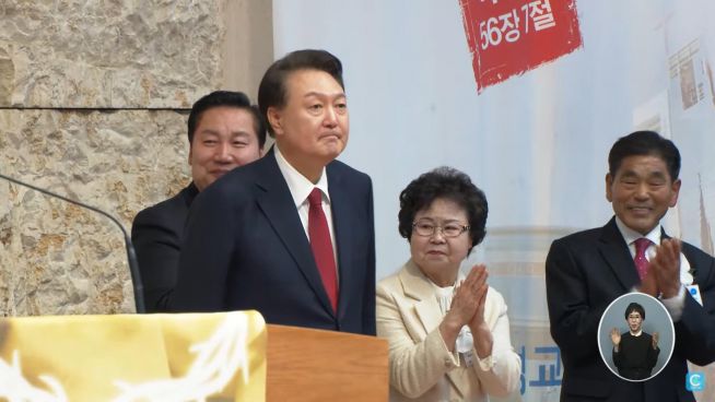 31일 명성교회에서 열린 한국교회 부활절 연합예배에서 인사말에 앞서 성도들에게 인사하는 윤석열 대통령 