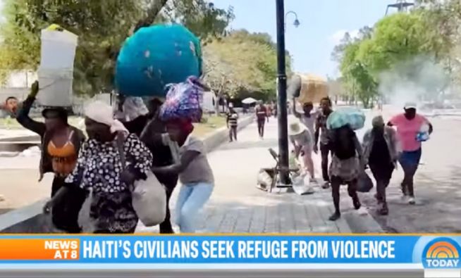카리브해 섬나라 아이티에서 주민들이 갱단 폭동을 피해 도망치고 있다. 