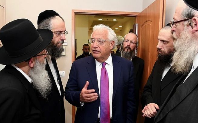 지난 2018년 5월 22일 브네이 브락(Bnei Brak)에 있는 아치야 학습 센터(Achiya Learning Center)를 방문한 데이비드 프리드먼(David Friedman) 전 이스라엘 주재 미국 대사.