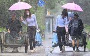 우산 씌워주는 선행 여성 기독교인