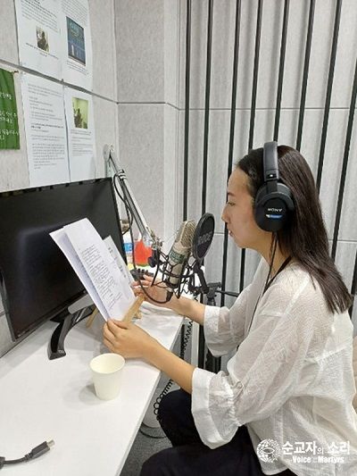 순교자의 소리 자원 봉사자가 하루 2회 중국에 방송되는 라디오 프로그램을 중국어로 녹음하고 있다.