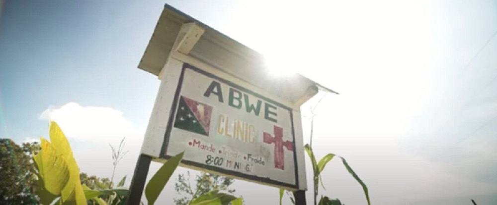 ▲파푸아뉴기니에 설치된 세계복음주의침례협회(ABWE) 클리닉의 표지판.   ⓒABWE 유튜브 캡쳐