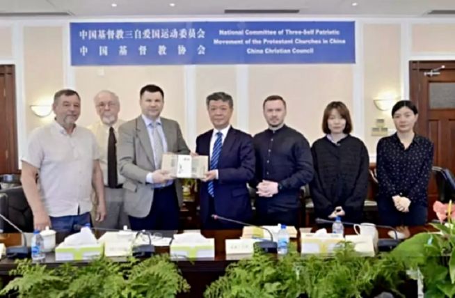 러시아복음주의연맹(RFA) 사무총장인 비탈리 블라셴코 목사(왼쪽에서 세번째)와 중국기독교협의회(CCC) 총재인 우 웨이 목사(가운데)가 함께 책자를 들고 있다. 