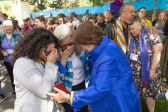 UMC 사상 첫 동성애자 감독이었던 캐런 올리베토(파란색 재킷)와 '그녀의 아내' 로빈 리데노어(Robin Ridenour·가운데)가 1일 UMC 총회에서 동성애자의 목사안수 금지 규정 폐지 결정 후 포옹하고 있다.  
