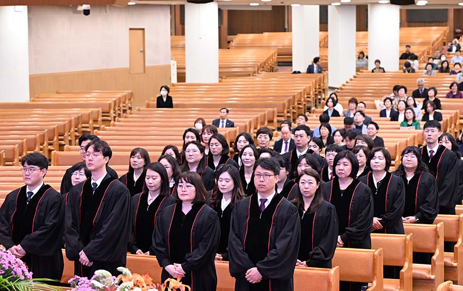 ▲비장한 표정의 신임 목회자들. ⓒ여의도순복음교회