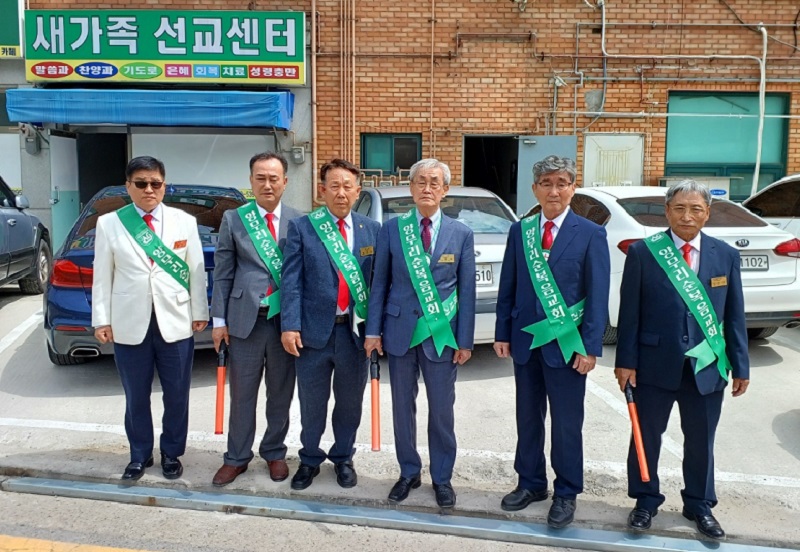 ▲차량 안내를 하고 있는 남선교회 회원들. ⓒ강혜진 기자