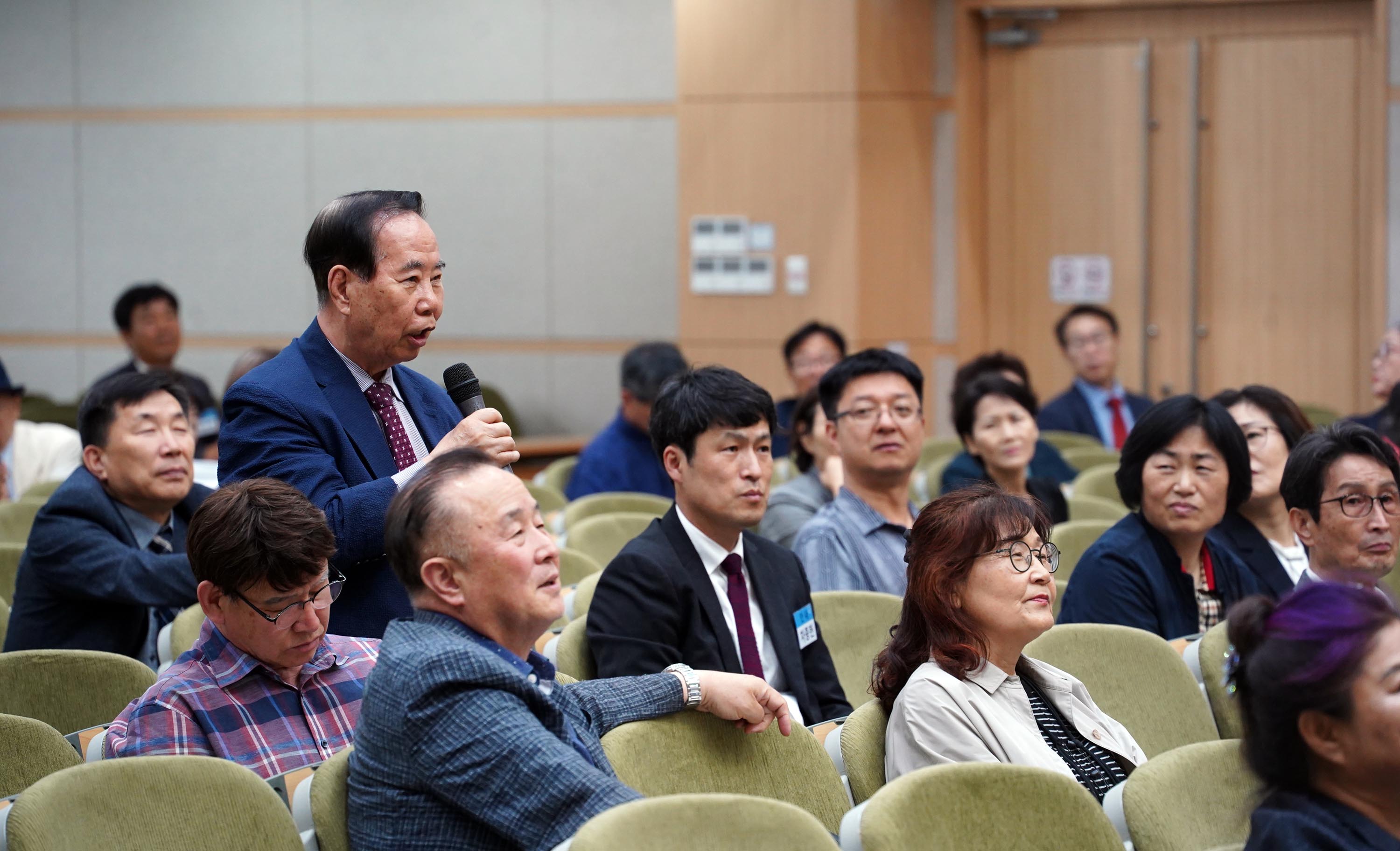 ▲참석자들이 질의응답을 하고 있다. ⓒ송경호 기자