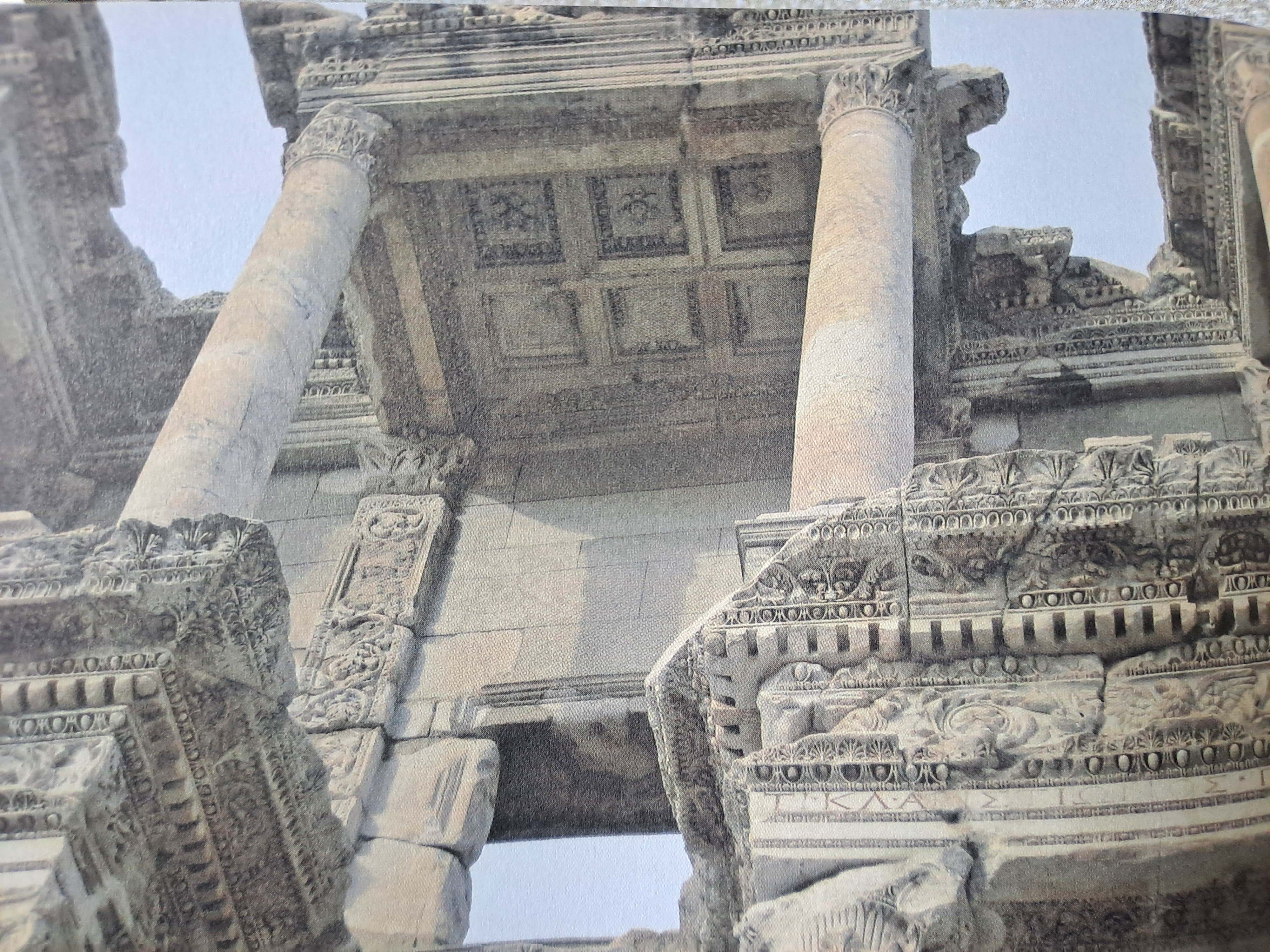 ▲켈수스 도서관 1&middot;2층 천정에는 모자이크 타일 그림이 그려져 있다.