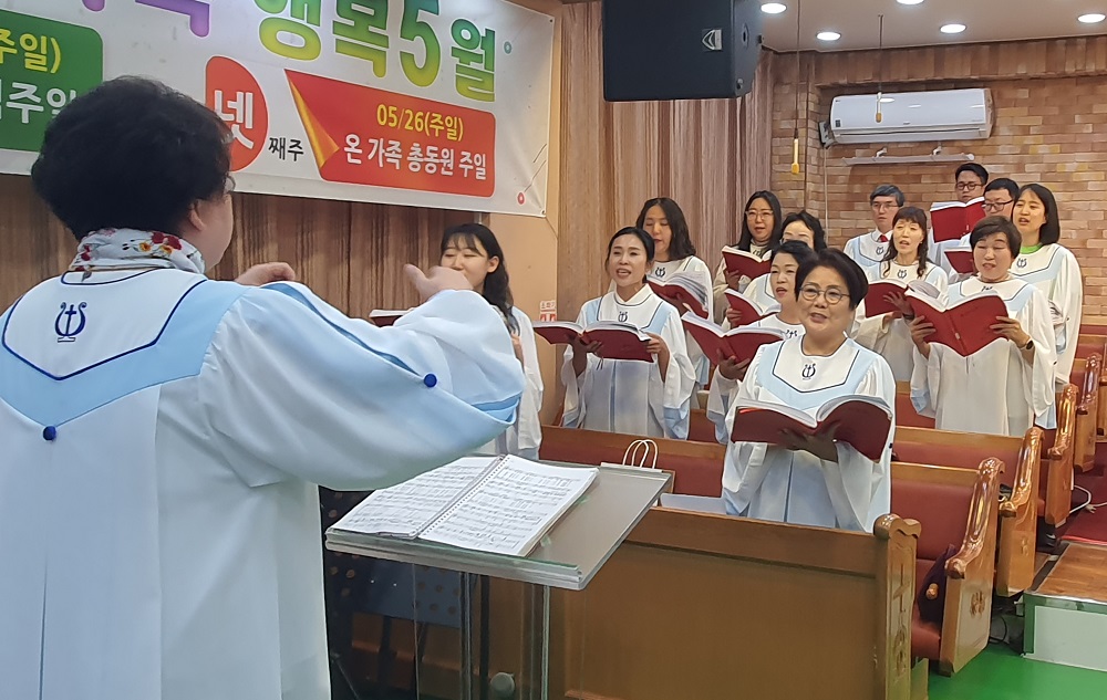 ▲호산나 찬양단이 주일 오전예배 때 &lsquo;해 같이 빛나리&rsquo;라는 찬양곡을 부르고 있다. ⓒ강혜진 기자