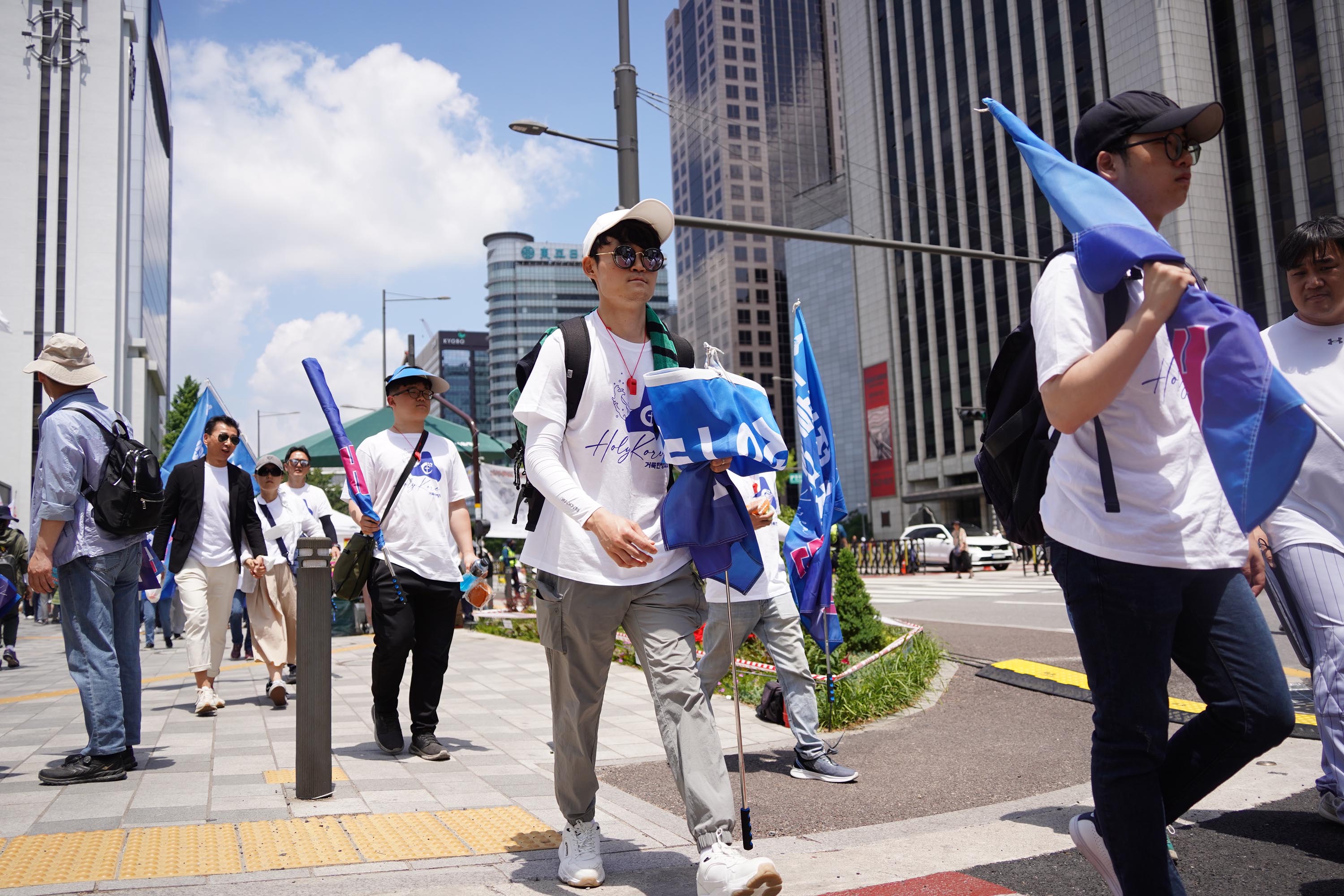 ▲&lsquo;2024 거룩한방파제 통합국민대회&rsquo;가 6월 1일 오후 서울시 대한문 앞 서울광장 일대에서 열렸다. 대회 현장에 도착하는 성도들. ⓒ크투 DB