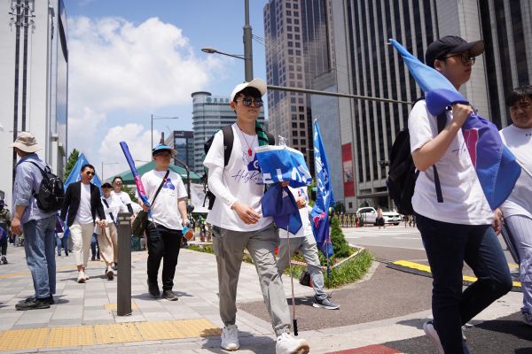 ▲‘2024 거룩한방파제 통합국민대회’가 6월 1일 오후 서울시 대한문 앞 서울광장 일대에서 열렸다. 대회 현장에 도착하는 성도들. ⓒ크투 DB