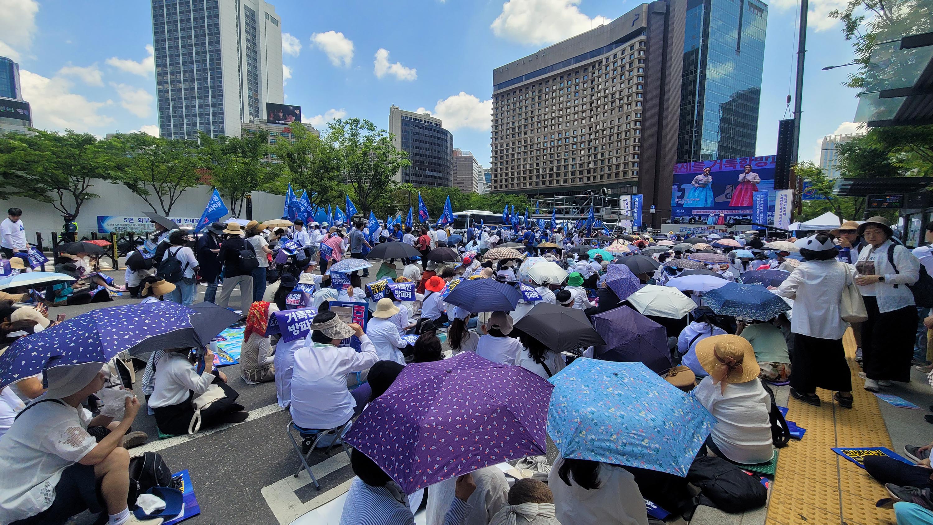 ▲&lsquo;2024 거룩한방파제 통합국민대회&rsquo;가 1일 오후 1시 서울시 대한문 앞 서울광장 일대에서 개막했다. ⓒ송경호 기자