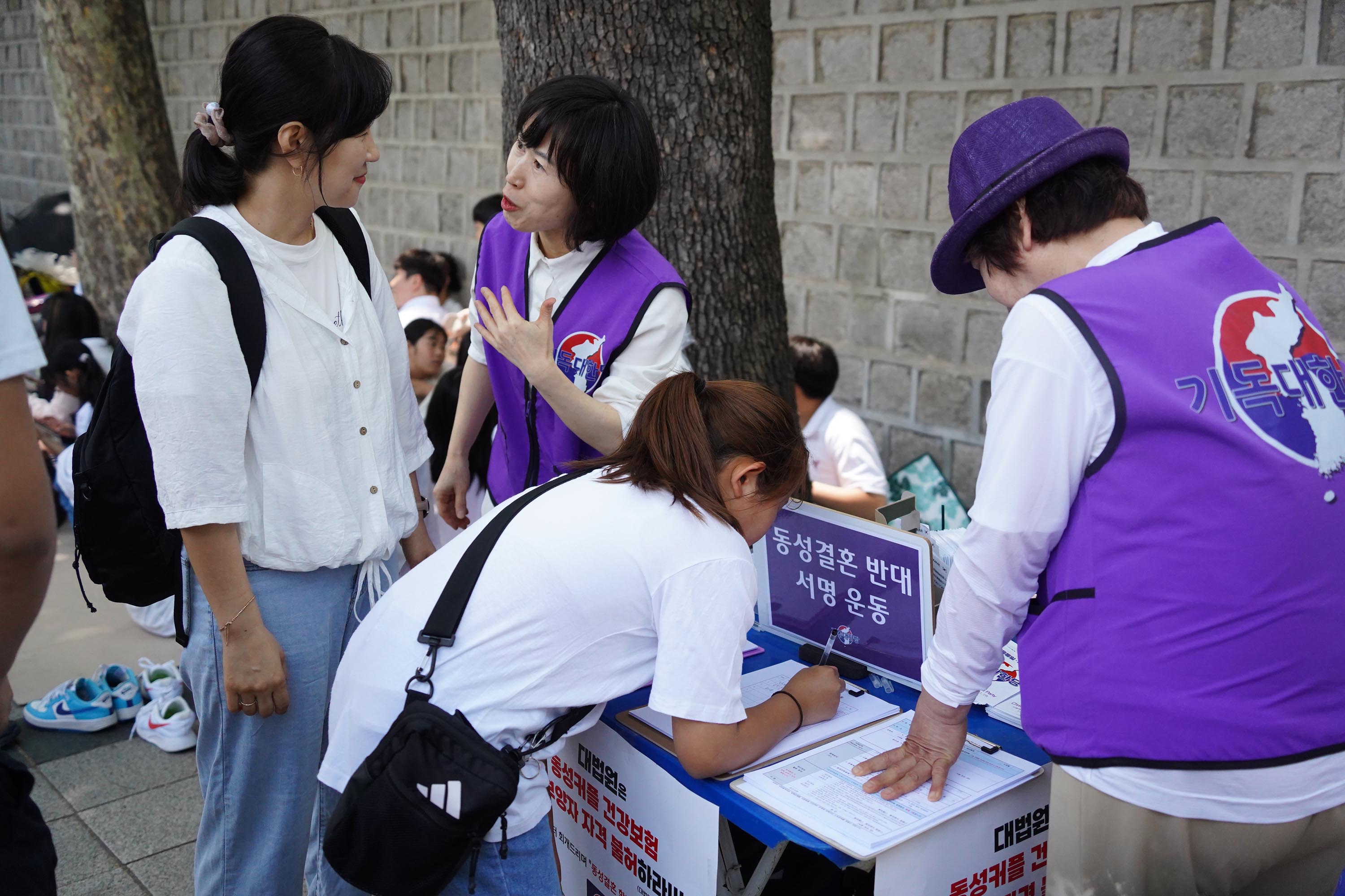 ▲&lsquo;2024 거룩한방파제 통합국민대회&rsquo;에서 시민들이 동성결혼 반대 서명에 참여하고 있다. ⓒ송경호 기자