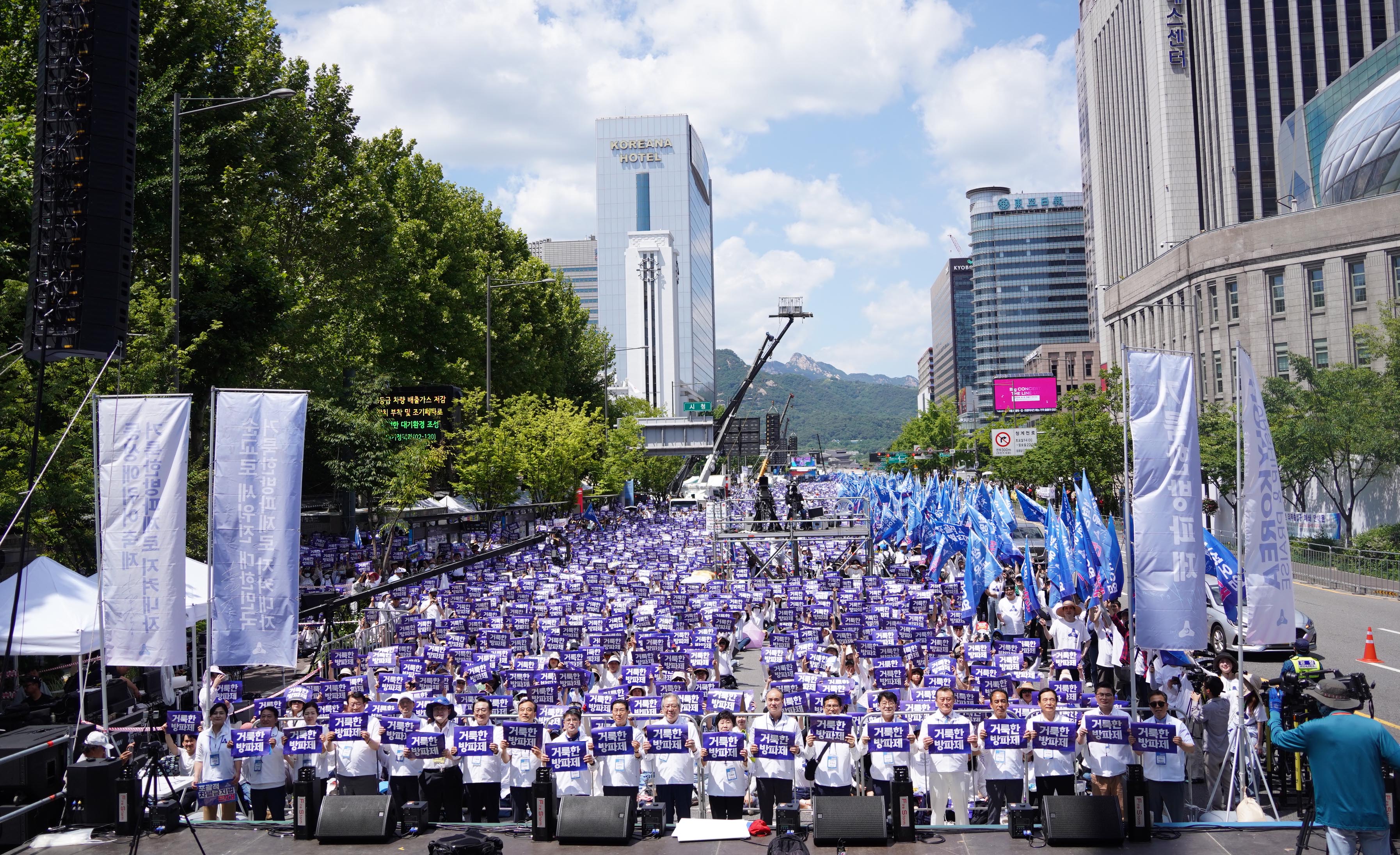 ▲&lsquo;2024 거룩한방파제 통합국민대회&rsquo;가 1일 서울 대한문을 중심으로 광화문~숭례문 구간에 약 20만 명이 참여한 가운데 개최됐다. ⓒ송경호 기자