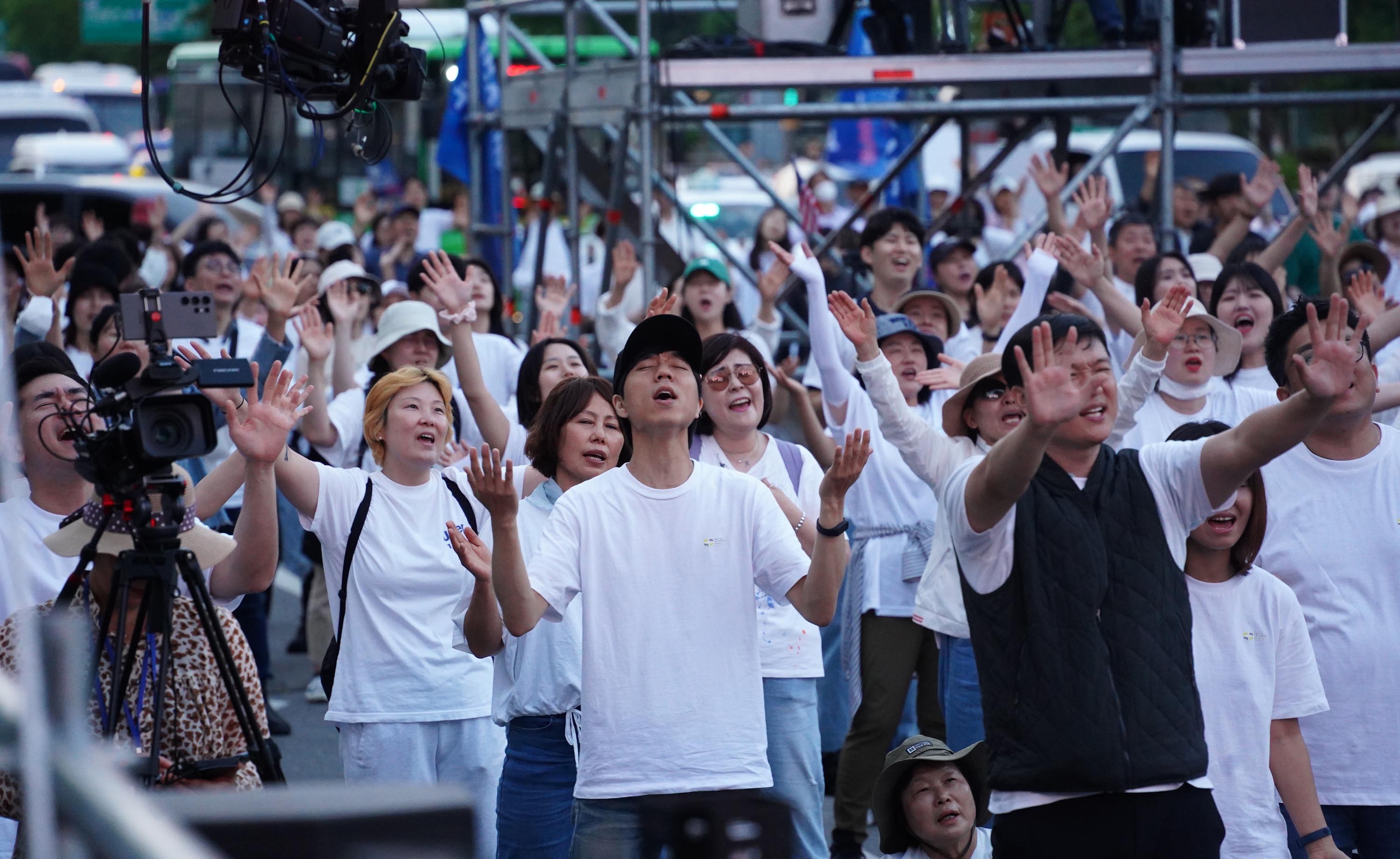 ▲서울광장 건너편 대한문 앞을 중심으로 열린 거룩한방파제 통합국민대회에 참석한 청년들이 간절히 기도하고 있다. ⓒ크투 DB