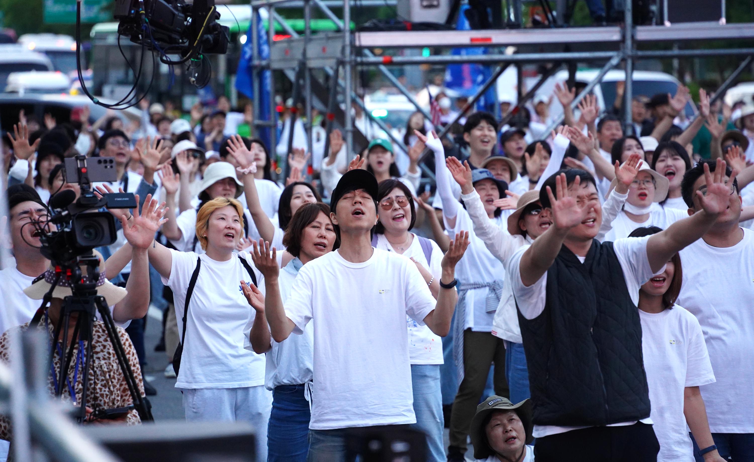 ▲서울광장 건너편 대한문 앞을 중심으로 열린 거룩한방파제 통합국민대회 참석한 청년들이 간절히 기도하고 있다. ⓒ송경호 기자