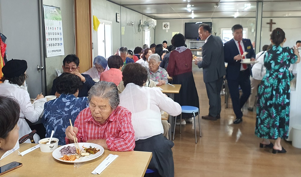 ▲주일 오전예배 이후 식당에서 식사교제를 나누고 있는 성도들의 모습.  ⓒ강혜진 기자