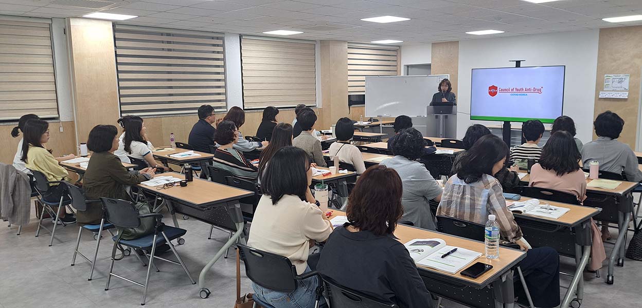 ▲김지연 대표가 강남청소년수련관에서 청소년 마약예방 강사양성 과정 수강생들에게 강의하고 있다. ⓒ한가협